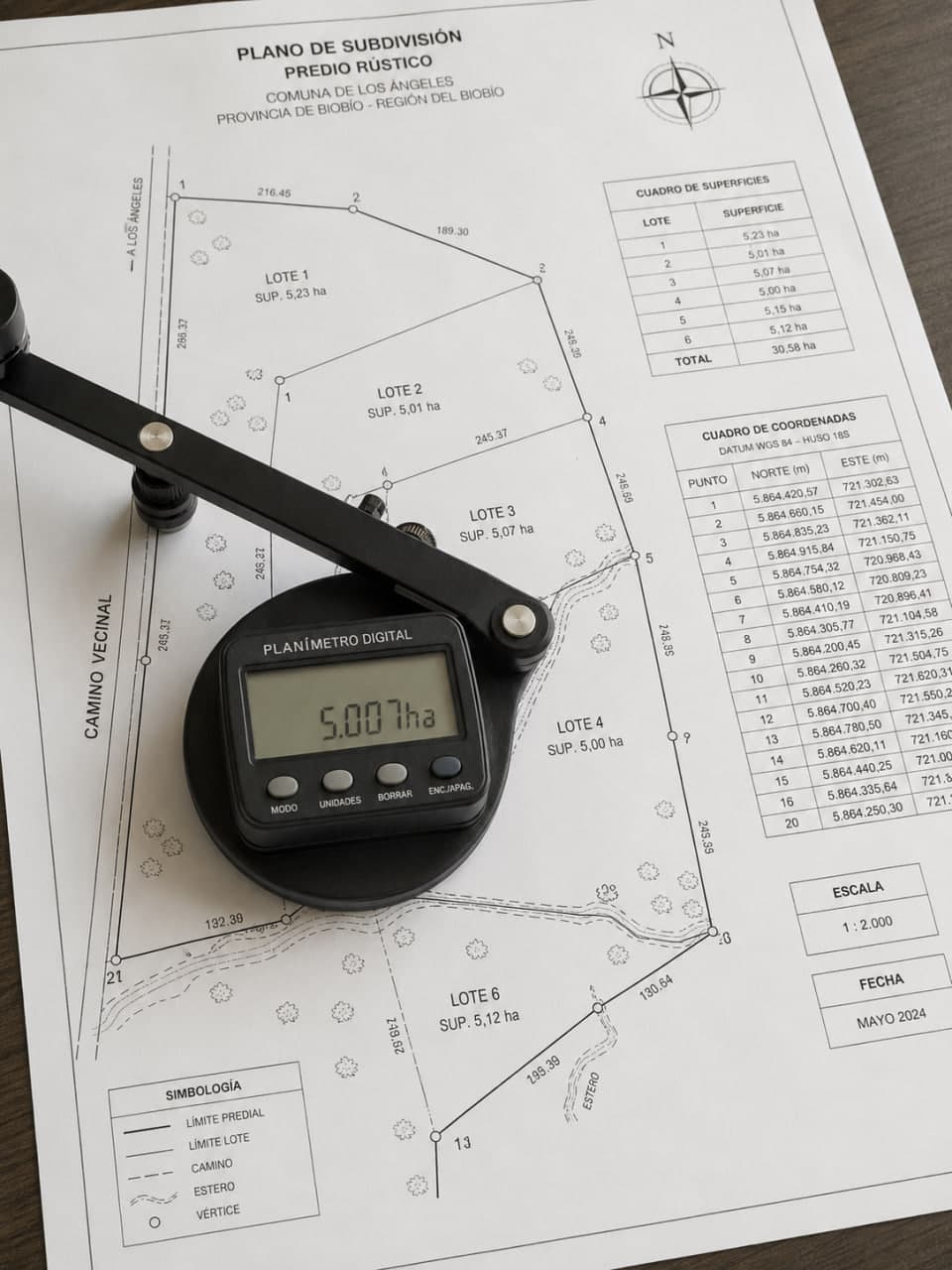 Planímetro digital midiendo superficies sobre un plano de subdivisión